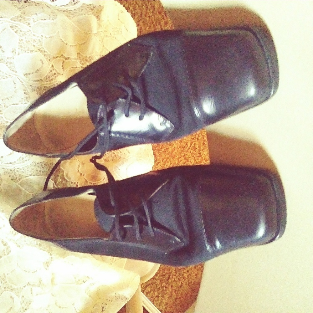 Salvatore Ferragamo Ladies size 9/ width medium bl